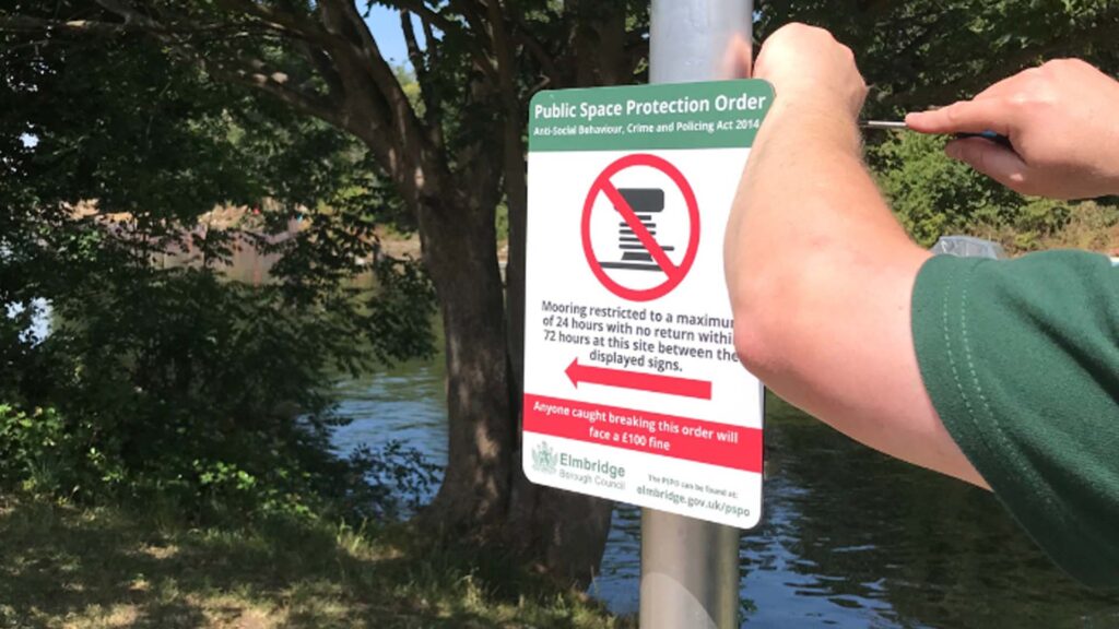 Sign being installed at Hurst Park riverside enforcing a 24-hour mooring limit under new Public Space Protection Order (PSPO) by Elmbridge Borough Council.